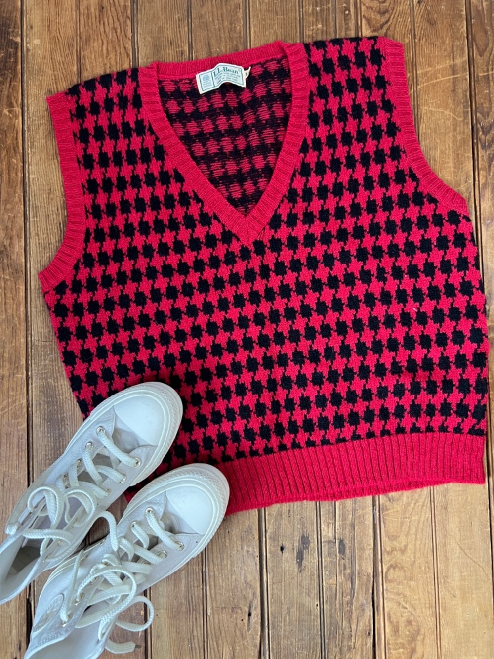 Vintage L.L. Bean men’s wool sweater, vest Red Black Houndstooth V‑Neck size l